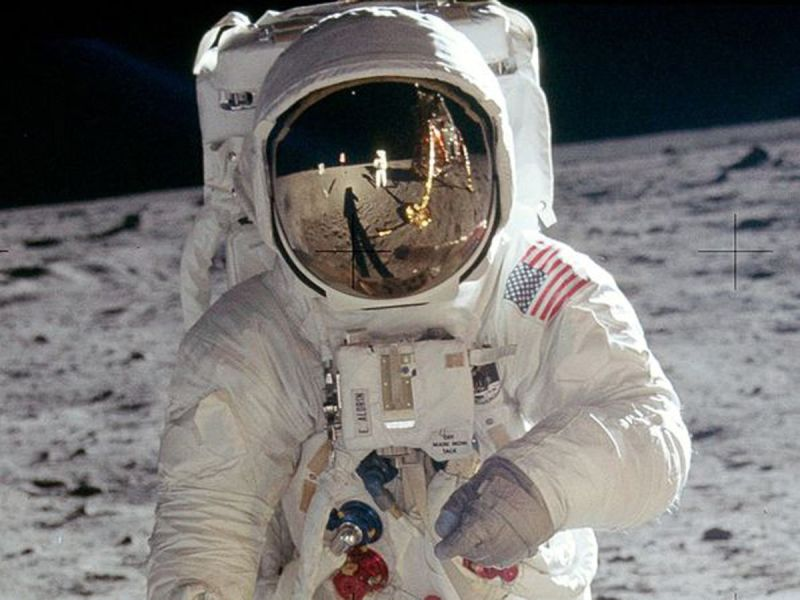 Illustration for article titled Cómo una broma se convirtió en la mayor y más absurda teoría de la conspiración: la llegada a la Luna fue mentira